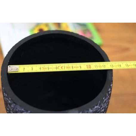 12 cm-es Kaspó famintás kerek műanyag fekete. Fehér